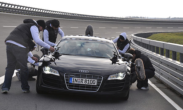 Спорткар Audi R8 оснащается специальным оборудованием —<br>10 микрофонами — для записи неповторимого звучания мощнейшего двигателя