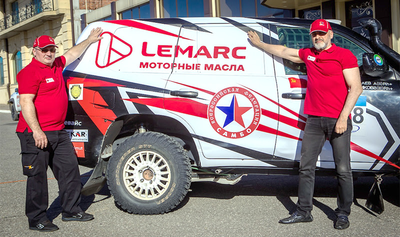 «Антон Мельников и Антон Николаев на фоне Nissan NP300 / баха Золото Кагана 2026